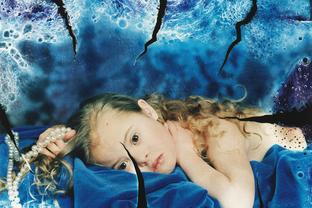 Meisje van 8 jaar met down op een krachtige en waardige manier gefotografeerd door Erwin Olaf