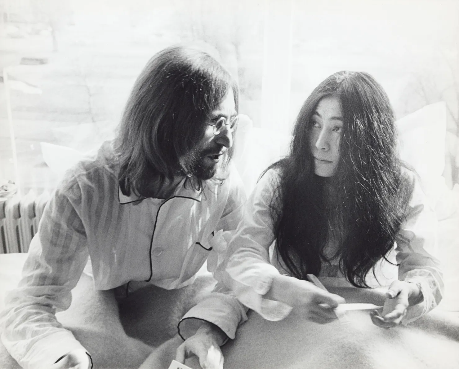 John Lennon en Yoko Ono demonstreren in bed voor vrede in het Hilton hotel Amsterdam 1969, gefotografeerd door Cor Jaring