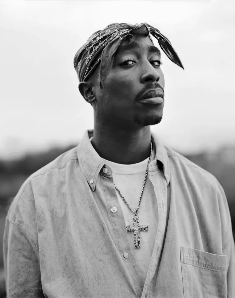 Zwart wit foto van rapper Tupac Shakur gefotografeerd door Dana Lixenberg voor het Amerikaanse muziekblad Vibe