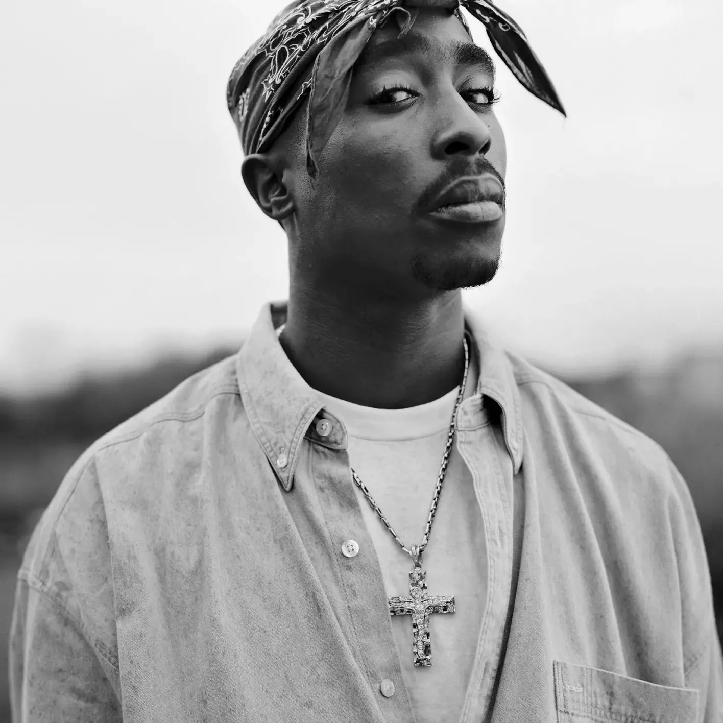 Zwart wit foto van rapper Tupac Shakur gefotografeerd door Dana Lixenberg voor het Amerikaanse muziekblad Vibe