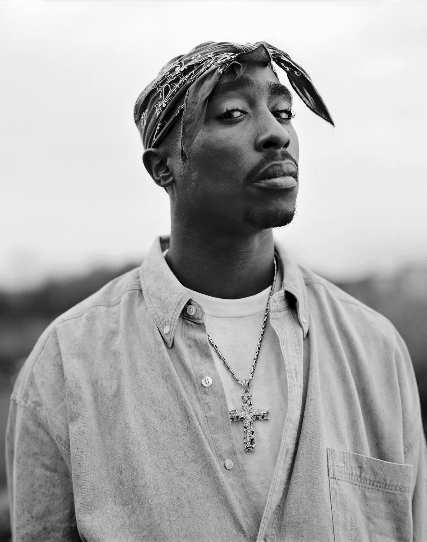 Zwart wit foto van rapper Tupac Shakur gefotografeerd door Dana Lixenberg voor het Amerikaanse muziekblad Vibe