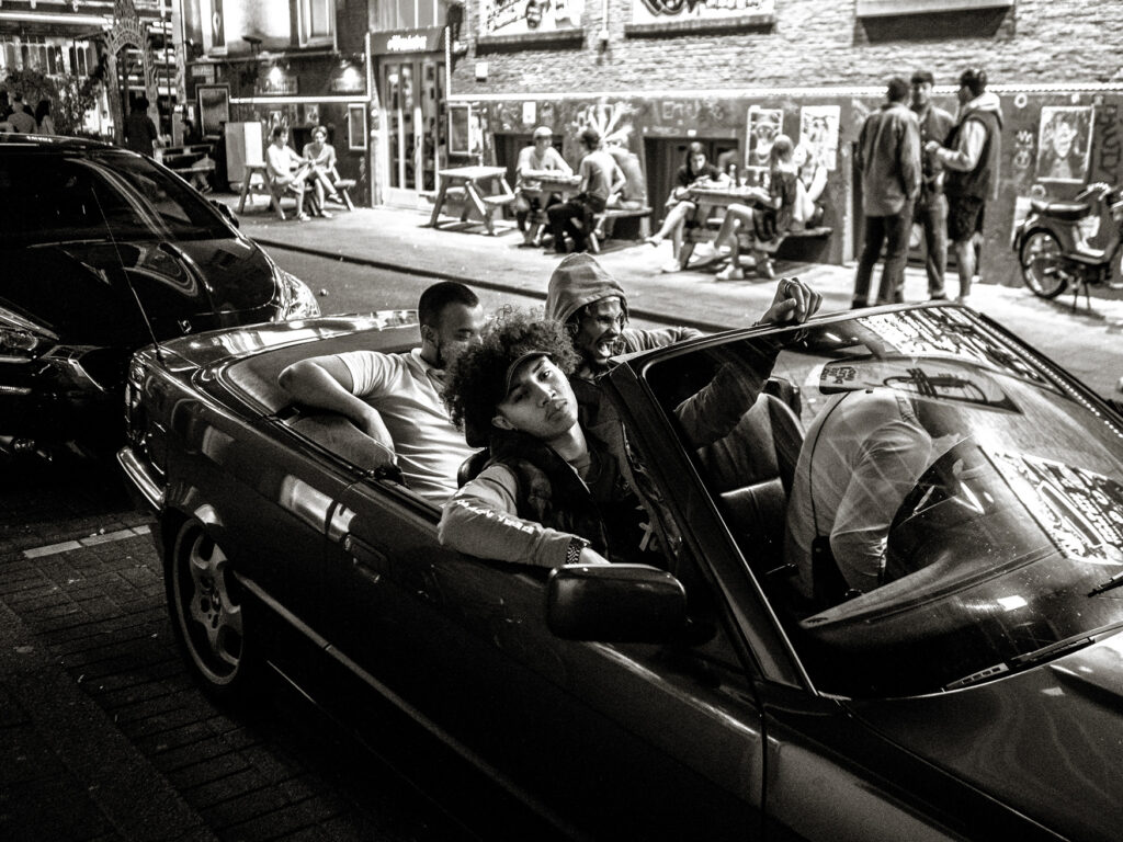 Foto van vier mannen in een cabrio om stereotypen te doorbreken in opdracht van het Rijksmuseum in 2018 gefotografeerd in 'moeilijke buurten' door Stacii Samadin