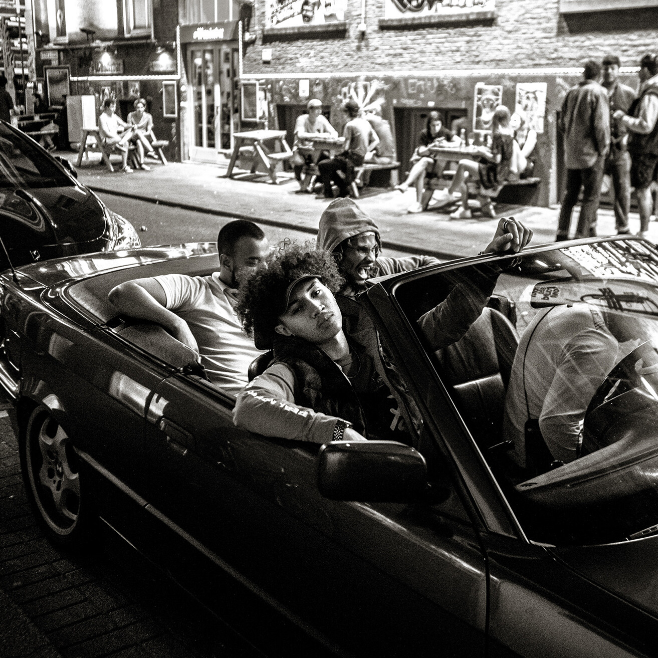 Foto van vier mannen in een cabrio om stereotypen te doorbreken in opdracht van het Rijksmuseum in 2018 gefotografeerd in 'moeilijke buurten' door Stacii Samadin