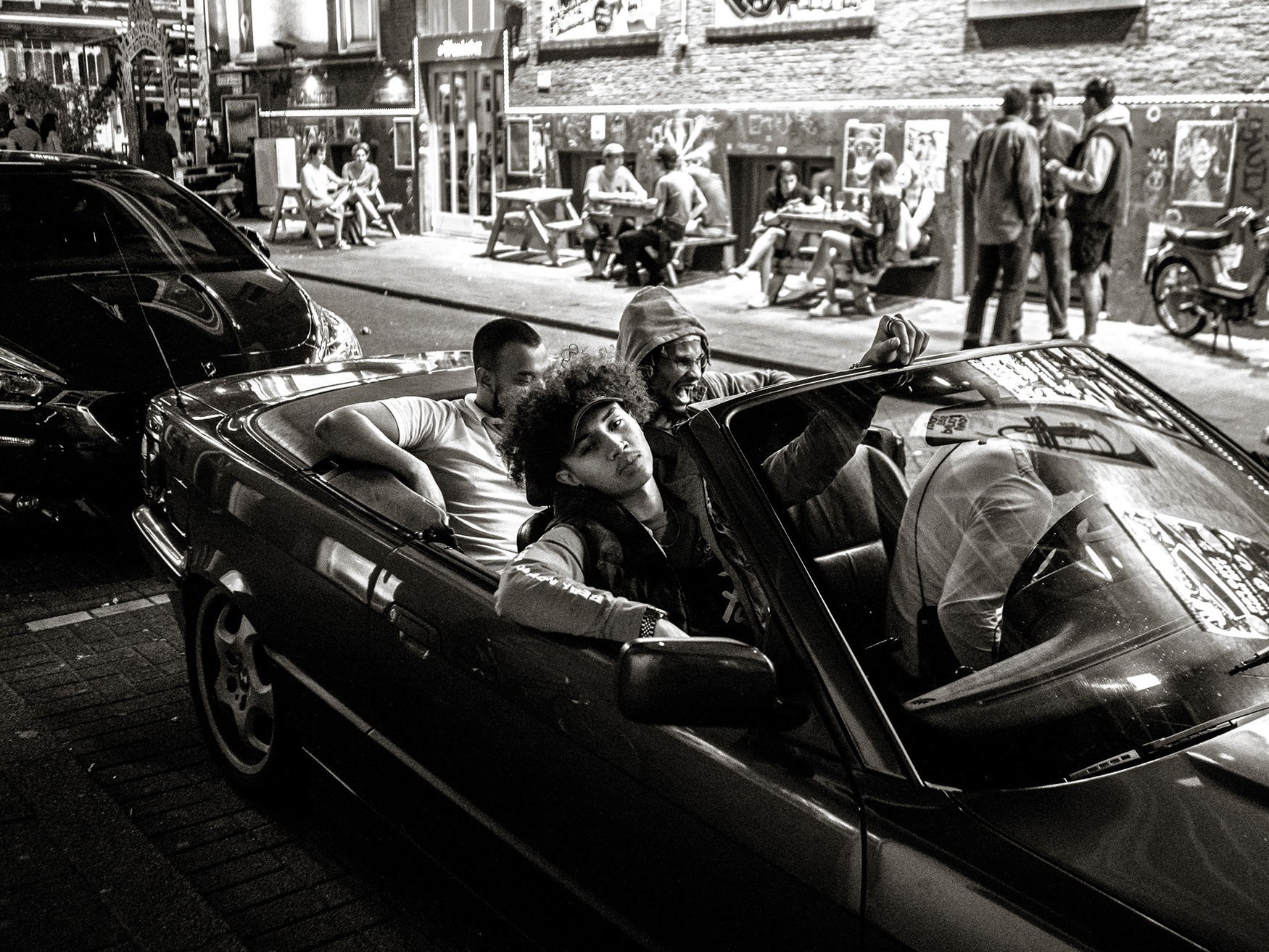 Foto van vier mannen in een cabrio om stereotypen te doorbreken in opdracht van het Rijksmuseum in 2018 gefotografeerd in 'moeilijke buurten' door Stacii Samadin