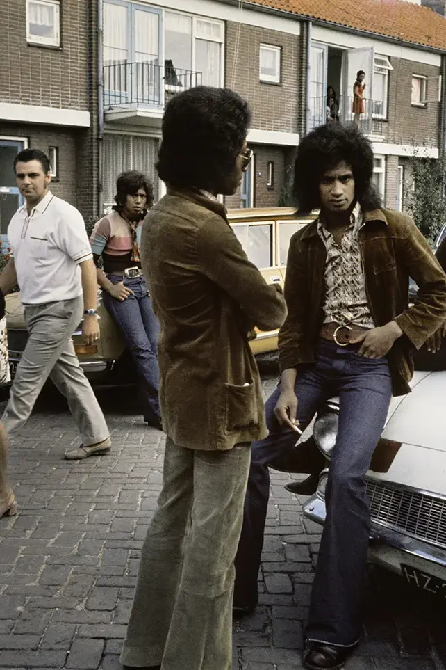 Groepje Zuid-Molukse jongeren dat een beetje rondhangt in Tiel in 1970.