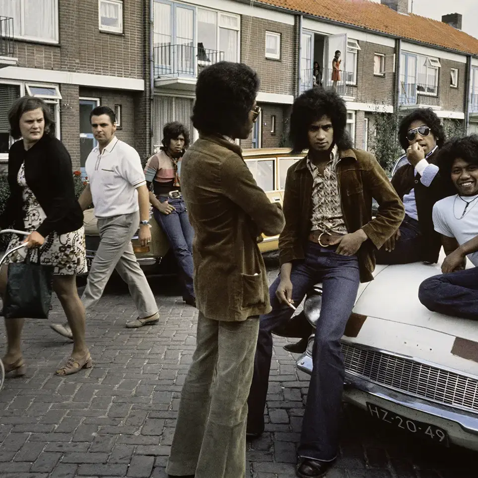 Groepje Zuid-Molukse jongeren dat een beetje rondhangt in Tiel in 1970.