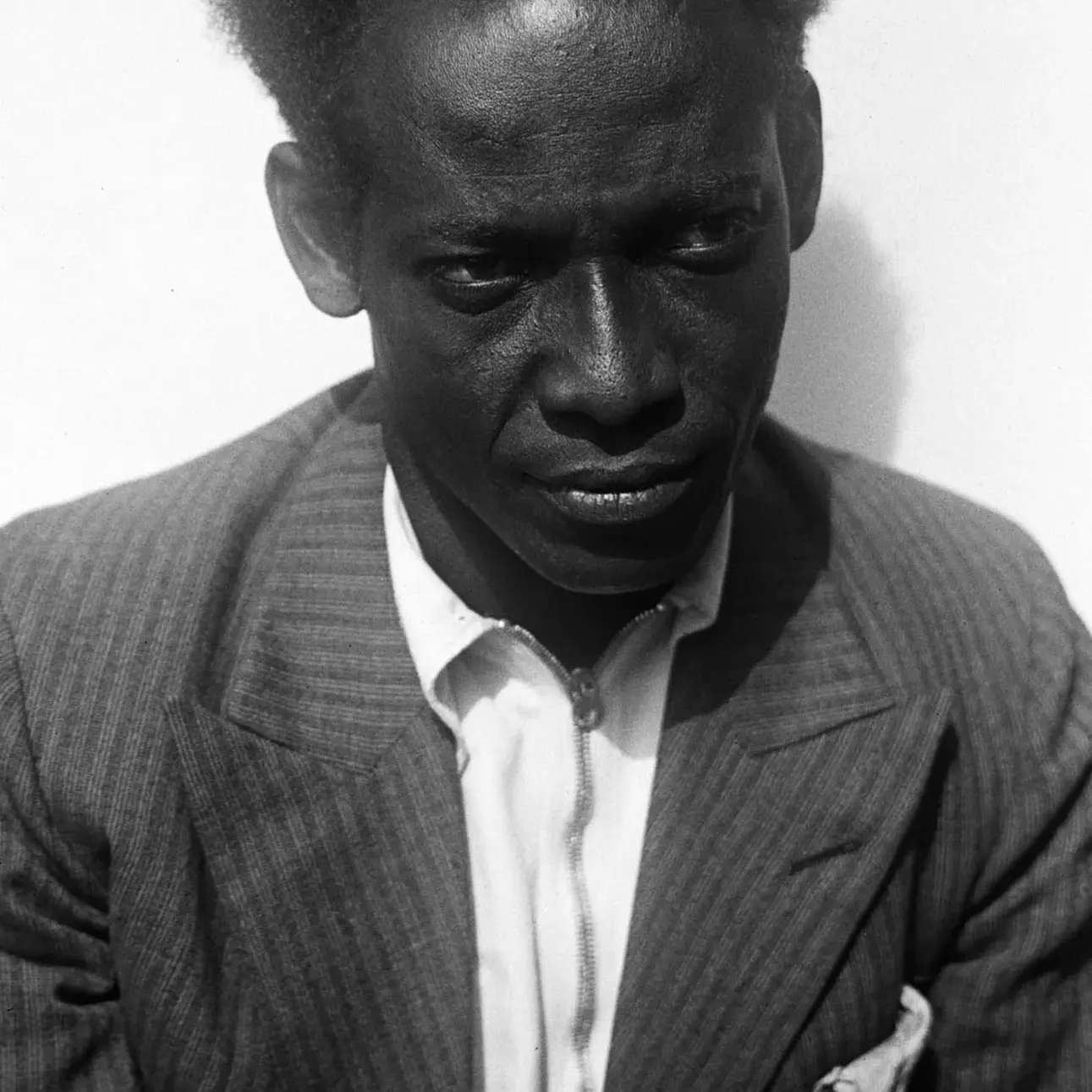 Portretfoto van Anton de Kom, 1933