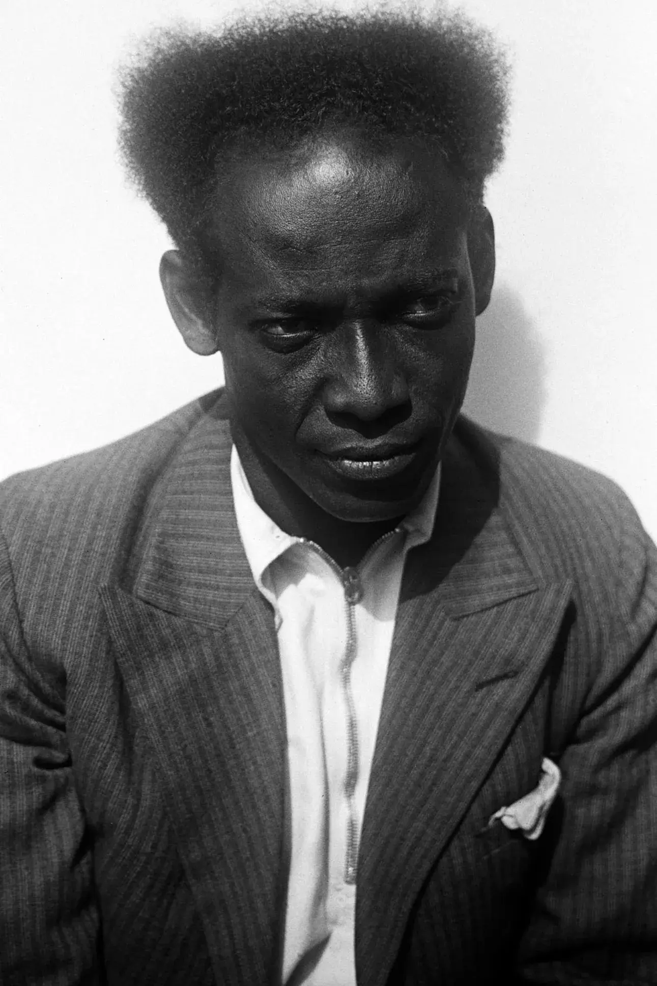 Portretfoto van Anton de Kom, 1933