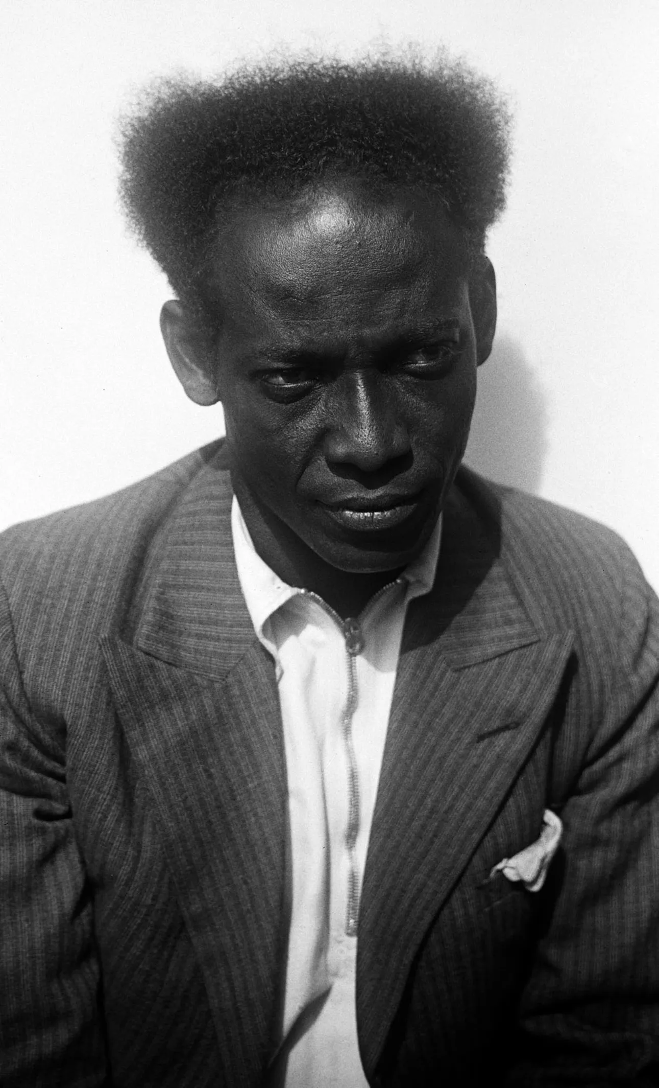 Portretfoto van Anton de Kom, 1933