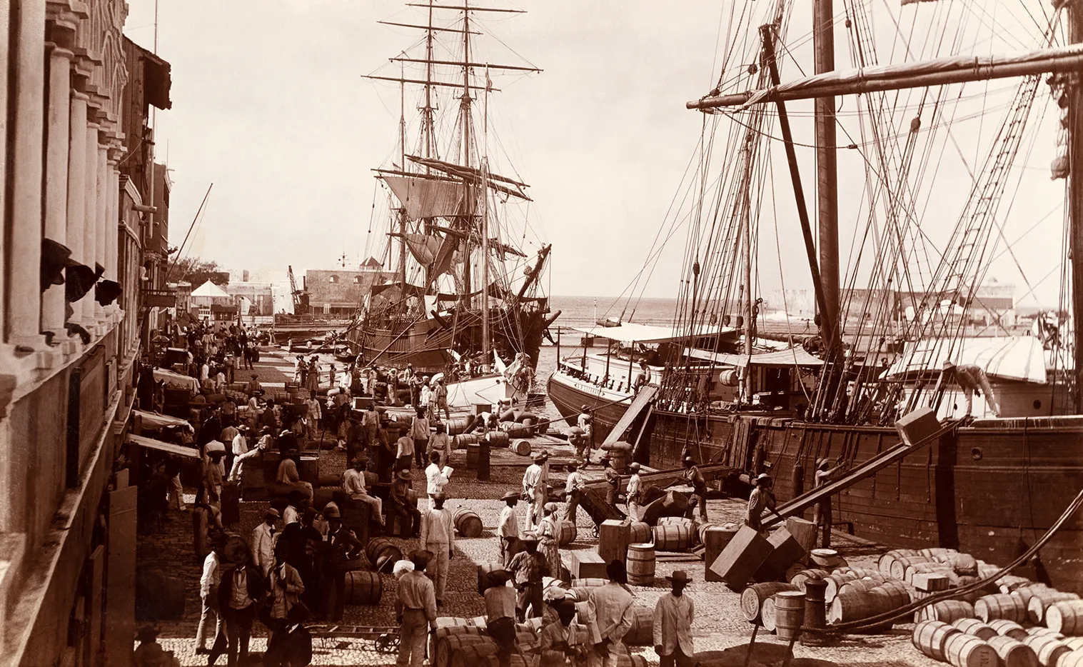 Schepen aan de Handelskade in Willemstad, Curaçao